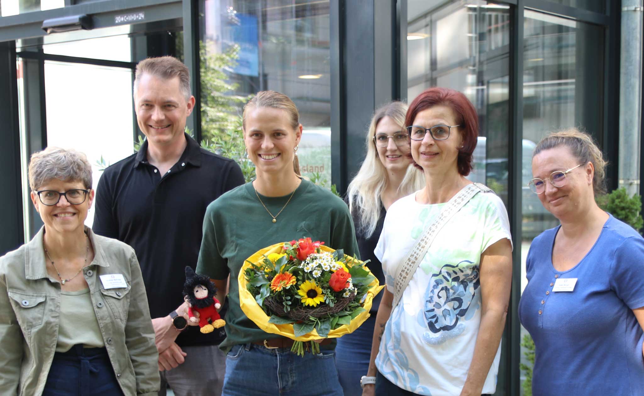 Fußballspielerin Klara Bühl bekommt Blumenstrauß und Maskottchen vom Team der Fachklinik Münstertal